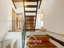 ne demeure de caractère au cœur de la Provence: 242 m2 de superficie habitable , une TERRASSE PANORAMIQUE. Distribution sur 3 niveaux :charme, authenticité, confort et bien être  sont les maitres mots