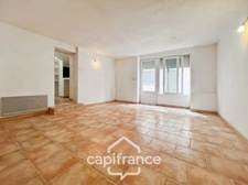 Projet sur Charleval :  BAS DE MAISON  de 57  m2 ,séjour cuisine , espace dinatoire , salle de bain à créer,  garage .    