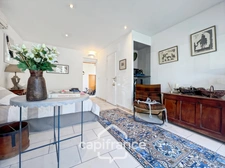 Prestigious property on the Pont Royal golf course, elevated on one level with a total surface area of 190 m2 with unobstructed views, set on 1700 m2 of land, its secure swimming pool, outbuildings