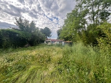 Building plot of 639 m2, marked out, free builder, flat and sunny, village center, not serviced.