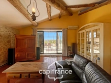 ne demeure de caractère au cœur de la Provence: 242 m2 de superficie habitable , une TERRASSE PANORAMIQUE. Distribution sur 3 niveaux :charme, authenticité, confort et bien être  sont les maitres mots