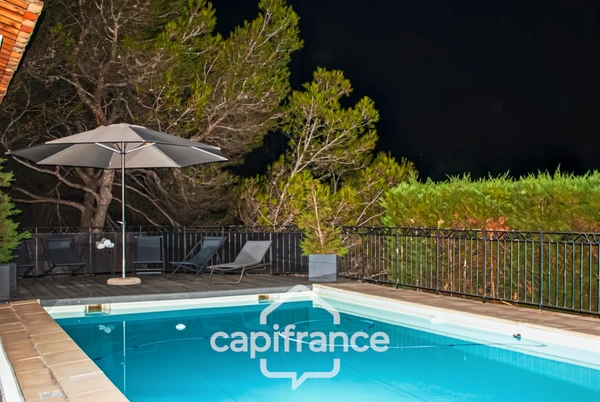 Propriété de prestige sur le golf de pont royal élevé d'un niveau d'une surface totale  190 m2 avec vue dégagée  établie sur 1700 2 de terrain,  sa piscine sécurisée , dépendances
