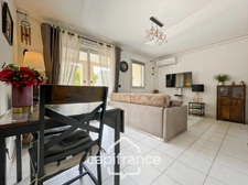 Appartement 40m2 rénové et climatisé, en rez de jardin, une chambre et sa salle de douche, sa terrasse couverte , piscine résidentielle intimiste