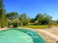 Villa de plain pied de 150 m² avec vue sur le trou numéro 10 , au Domaine et Golf de Pont Royal, terrain 628 m² ,  4 chambres, piscine, garage 