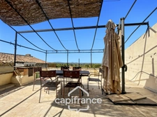 ne demeure de caractère au cœur de la Provence: 242 m2 de superficie habitable , une TERRASSE PANORAMIQUE. Distribution sur 3 niveaux :charme, authenticité, confort et bien être  sont les maitres mots