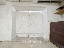 Investissement sur Charleval :  HAUT DE MAISON  : de 60 m2 + terrasse de 24 m2 + garage 21 m2 en plein coeur du village , travaux de finitions à prévoir 