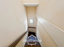 DOMAINE DE PONT ROYAL, maison  de 45 m2 avec vue, élevée d'un étage,  2 vraies chambres, mitoyenne d'un seul côté, piscine privative, emplacement pour véhicule 