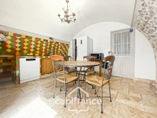 ne demeure de caractère au cœur de la Provence: 242 m2 de superficie habitable , une TERRASSE PANORAMIQUE. Distribution sur 3 niveaux :charme, authenticité, confort et bien être  sont les maitres mots
