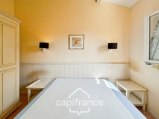 DOMAINE de PONT ROYAL,dans la nature, bastidon de 45 m2 ravalé et entretenu élevé d'un étage avec un jardin  2 chambres, place de parking