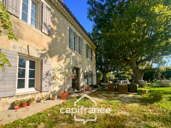 Mas en campagne à vendre 250m² à MOLLEGES, 4 chambres, beaux volumes , terrain 5 000m², piscine,  calme et sérénité   