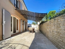 VILLA  AU COEUR DU DOMAINE de PONT ROYAL de 141 m2 avec dépendance, un espace extérieur de 664 m2,piscine, jardin paysager et  naturel, pièce supplémentaire de 24 m2 , places de stationnement , 