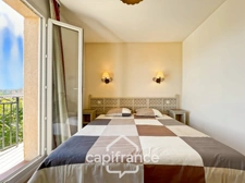 DOMAINE DE PONT ROYAL, 45 m2 house with unobstructed views, two stories, 2 bedrooms, semi-detached on one side, private swimming pool, numbered parking space 
