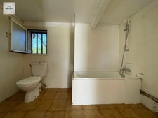 Alleins, maison de plain pied de  83m2 environ établie en zone agricole sur une parcelle de 3033 m2 avec garage attenant 