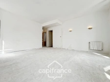 Investissement sur Charleval maison en plein coeur du village R+1avec terrasse tropézienne, garage, plusieurs entrées indépendantes, étage à finir