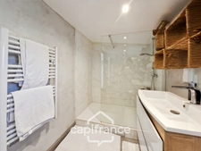 Alleins, maison de plain pied de   83m2 environ établie en zone agricole sur une parcelle de 3 400m2 m2 avec garage attenant 