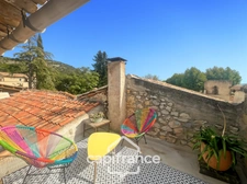 MERINDOL CHARMING HOUSE, outdoor courtyard and rooftop, 2 bedrooms, 1 room, 1 office, 1 cellar, in the heart of the village. A MUST-SEE! 