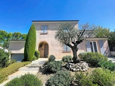 VILLA  AU COEUR DU DOMAINE de PONT ROYAL de 141 m2 avec dépendance, un espace extérieur de 664 m2,piscine, jardin paysager et  naturel, pièce supplémentaire de 24 m2 , places de stationnement , 