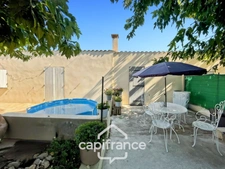 Alleins, maison de plain pied de   83m2 environ établie en zone agricole sur une parcelle de 3 400m2 m2 avec garage attenant 
