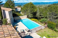 GOLF DE PONT ROYAL :Villa de charme de 176m2 établie sur 2000 m2 de terrain, vue dégagée, 4 chambres  dont une dans la dépendance , piscine chauffée, garage,  plusieurs expositions  