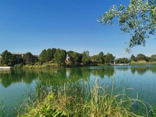  Charmant Bastidon dans le Domaine du Golf de Pont Royal, 45 m2 habitable, ravalé, avec jardin privatif, élevé d'un étage, 2 chambres,  terrasse, calme et nature