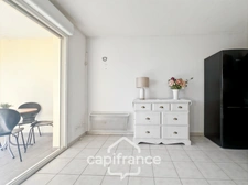  Light, calm, authenticity... A Pont Royal lifestyle. 50m² apartment with hill views, large terrace, 2 real bedrooms, swimming pool, parking space, bicycle garage.