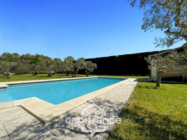 LES TAILLADES, maison individuelle de plain pied  de 210 m2, en campagne,  4 chambres, sur un terrain de 2900 m2 environ, piscinene