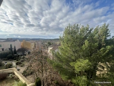 Domaine de Pont royal, spacieux et lumineux appartement de 40 m2,belle vue, localisé en angle, une chambre,  grande loggia terrasse, place de parking  sous la résidence 