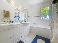 VILLA  AU COEUR DU DOMAINE de PONT ROYAL de 141 m2 avec dépendance, un espace extérieur de 664 m2,piscine, jardin paysager et  naturel, pièce supplémentaire de 24 m2 , places de stationnement , 