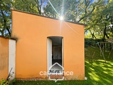 Maison individuelle et familiale de 165 m2, 7 pièces, située à  ALLEINS proche Salon de Provence établie sur un terrain de 945m² avec  piscine et dépendances