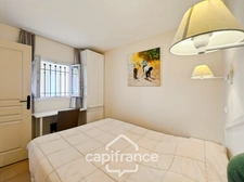 Appartement de 42M2 situé au premier étage d'une résidence de 2 étages au domaine de PONT ROYAL, 1 chambre et chambre cabine,  vue dégagéee, Terrasse  LOGGIA, Emplacement Idéal, place de parking