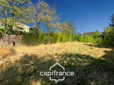 Terrain constructible de 639 m2 , borné , libre constructeur  plat et ensoleillé, centre du village, non viabilisé .
