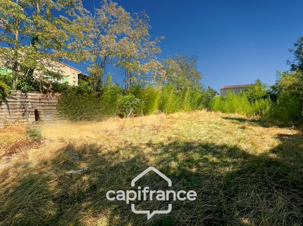 Terrain constructible de 639 m2,avec chemin de 139 m2  borné , libre constructeur  plat et ensoleillé, centre du village, non viabilisé .