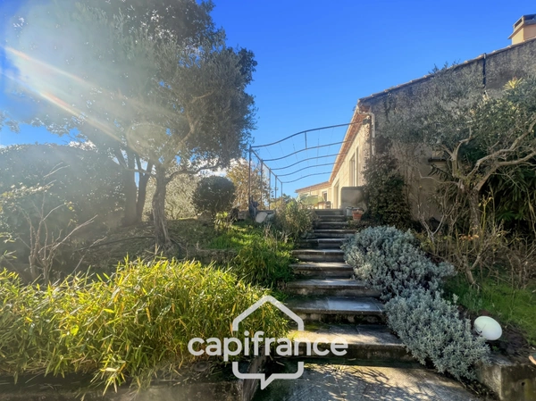 LES TAILLADES, maison individuelle de plain pied  de 210 m2, en campagne,  4 chambres, sur un terrain de 2900 m2 environ, piscinene