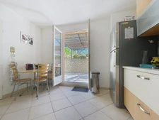 VILLA  AU COEUR DU DOMAINE de PONT ROYAL de 141 m2 avec dépendance, un espace extérieur de 664 m2,piscine, jardin paysager et  naturel, pièce supplémentaire de 24 m2 , places de stationnement , 