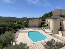 DOMAINE DE PONT ROYAL SECTEUR RESIDENTIEL APPARTEMENT climatisé DE 68 M2 DEUX CHAMBRES climatisées, terrasse, PISCINE, cave , place de parking 