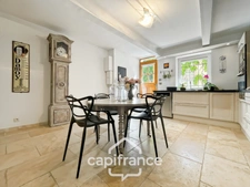 Great opportunity in Alleins: fully renovated and air-conditioned village house of 102 m2, 2 levels with 2 large bedrooms, rooftop terrace, garage