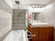 Great opportunity in Alleins: fully renovated and air-conditioned village house of 102 m2, 2 levels with 2 large bedrooms, rooftop terrace, garage