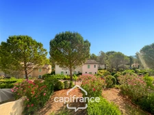 DOMAINE de PONT ROYAL,dans la nature, bastidon de 45 m2 ravalé et entretenu élevé d'un étage avec un jardin  2 chambres, place de parking