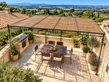 Demeure de caractère au cœur de la Provence: 242 m2 de superficie habitable, TERRASSE PANORAMIQUE. Distribution sur 3 niveaux :charme, authenticité, confort et bien être  sont les maîtres mots.