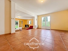Maison individuelle et familiale de 165 m2, 7 pièces, située à  ALLEINS proche Salon de Provence établie sur un terrain de 945m² avec  piscine et dépendances