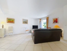 VILLA  AU COEUR DU DOMAINE de PONT ROYAL de 141 m2 avec dépendance, un espace extérieur de 664 m2,piscine, jardin paysager et  naturel, pièce supplémentaire de 24 m2 , places de stationnement , 