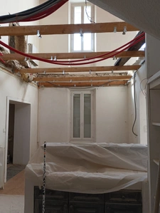 Investissement sur Charleval maison en plein coeur du village R+1avec terrasse tropézienne, garage, plusieurs entrées indépendantes, étage à finir