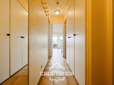 Appartement de 42M2 situé au premier étage d'une résidence de 2 étages au domaine de PONT ROYAL, 1 chambre et chambre cabine,  vue dégagéee, Terrasse  LOGGIA, Emplacement Idéal, place de parking