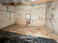 Investissement sur Charleval maison en plein coeur du village R+1avec terrasse tropézienne, garage, plusieurs entrées indépendantes, étage à finir