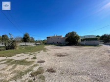 Alleins, maison de plain pied de  83m2 environ établie en zone agricole sur une parcelle de 3033 m2 avec garage attenant 