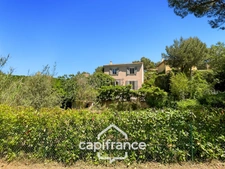 PONT ROYAL ESTATE AND GOLF COURSE: Charming single-story villa on a 524 m² plot, 3 bedrooms, swimming pool, garage + parking space 