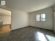 Alleins, maison de plain pied de  83m2 environ établie en zone agricole sur une parcelle de 3033 m2 avec garage attenant 