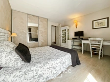 Great opportunity in Alleins: fully renovated and air-conditioned village house of 102 m2, 2 levels with 2 large bedrooms, rooftop terrace, garage