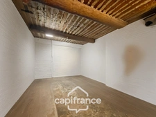 Great opportunity in Alleins: fully renovated and air-conditioned village house of 102 m2, 2 levels with 2 large bedrooms, rooftop terrace, garage
