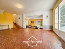 Maison individuelle et familiale de 165 m2, 7 pièces, située à  ALLEINS proche Salon de Provence établie sur un terrain de 945m² avec  piscine et dépendances